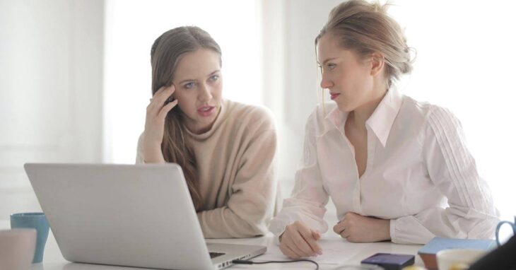 mujeres, oficina, ordenador, frustraciones, trabajo en equipo